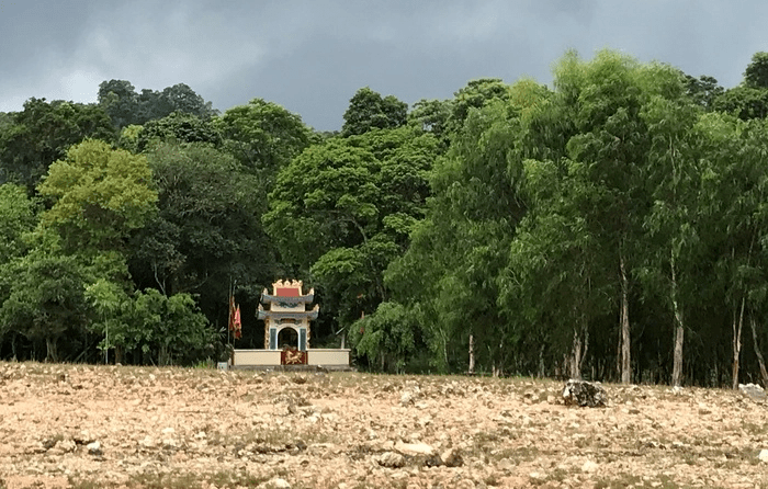 ngoi mieu khiem nhuong ben bo ho ke go